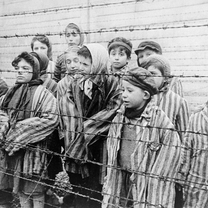Children in Auschwitz – Jewish twins used in Mengele's experiments, liberated in January 1945